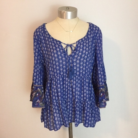 ✨ MAKE OFFER ✨
{AMERICAN EAGLE} BELL SLEEVE TOP - Picture 1 of 9